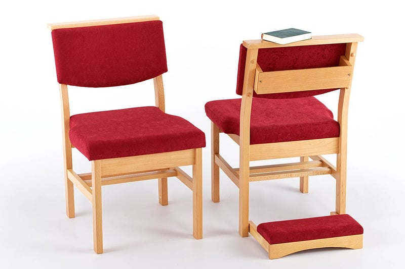 Der Kirchenstuhl Bamberg lässt sich mit Kniebank und Buchablage ergänzen