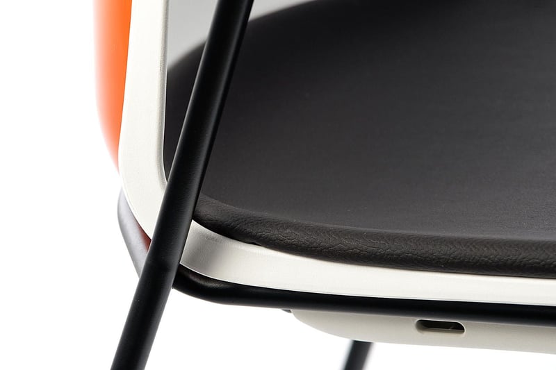 Die Biegung zur Rückenlehne und die Polsterung passen sich an