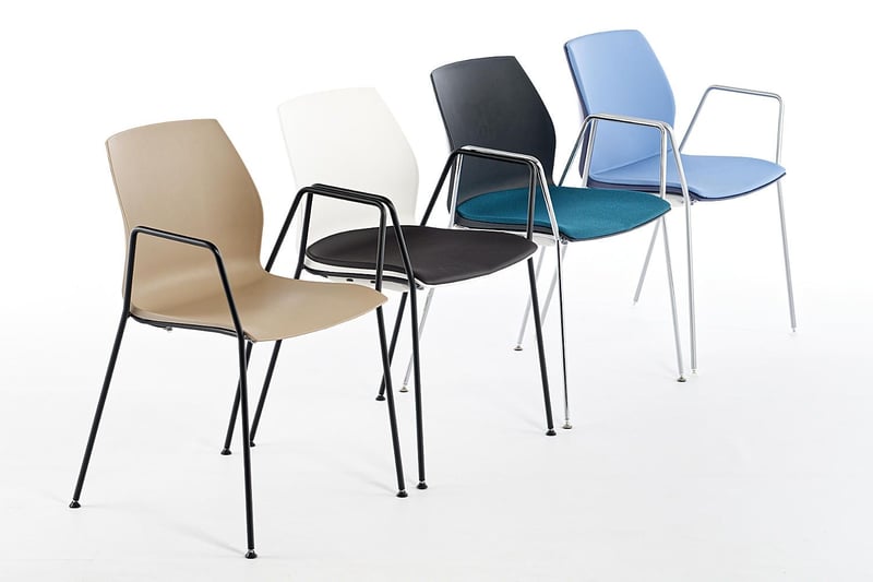 Die Kunststoffschalenstühle mit Armlehnen und Sitzposlter Berlin AL SP