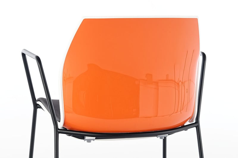 Die Rückseite der Rückenlehne ist aus glänzendem Kunststoff