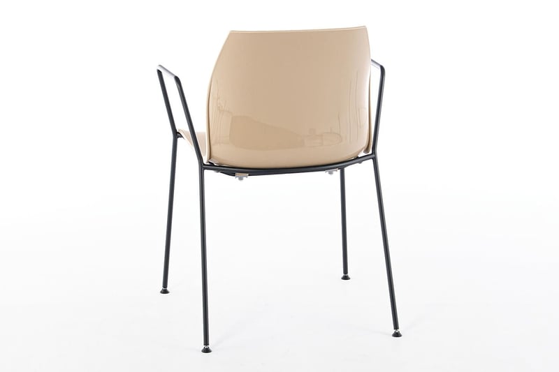 Der Armlehnenstuhl mit Kunststoffsitzschale von hinten