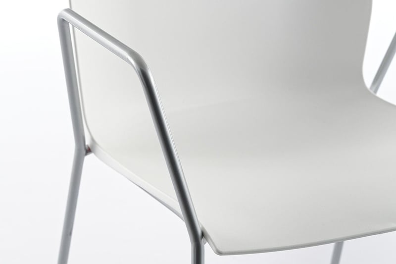 Die Armlehnen sind schlicht und trotzem sehr stabil