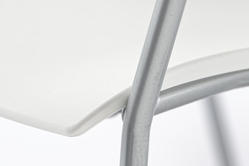 Die Kunststofsitzfläche ist abgerundet