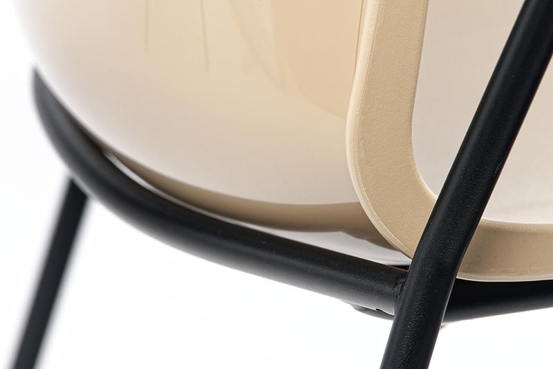 Die stabile gerundete Rückenlehne passt sich dem Gestell an