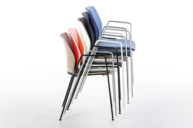 Verschiedene Stühle der Modellfamilie Berlin AL können gestapelt werden