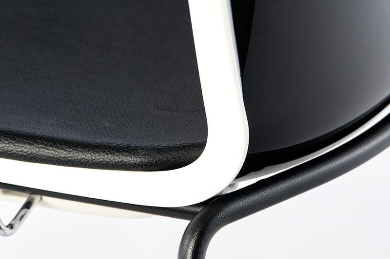 Die Biegung zwischen Sitzfläche und Rückenlehne ist durch die Kante noch stabiler