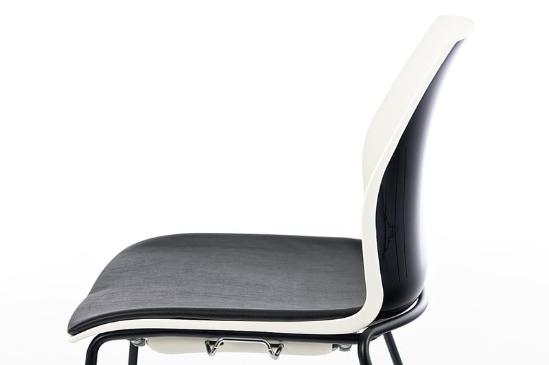 Die Rückenlehne ist leicht gebogen