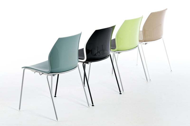 Die Rückseiten der Berlin Schalenstühle sind glänzend