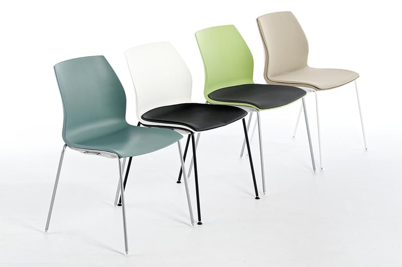 Die Vorderseite der Stühle ist matt