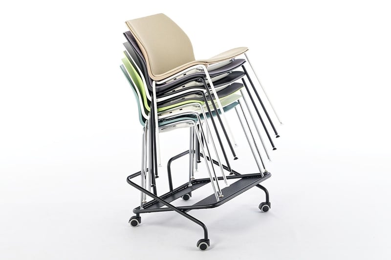 Mit dem Rollwagen können die gestapelten Stühle problemlos transportiert werden