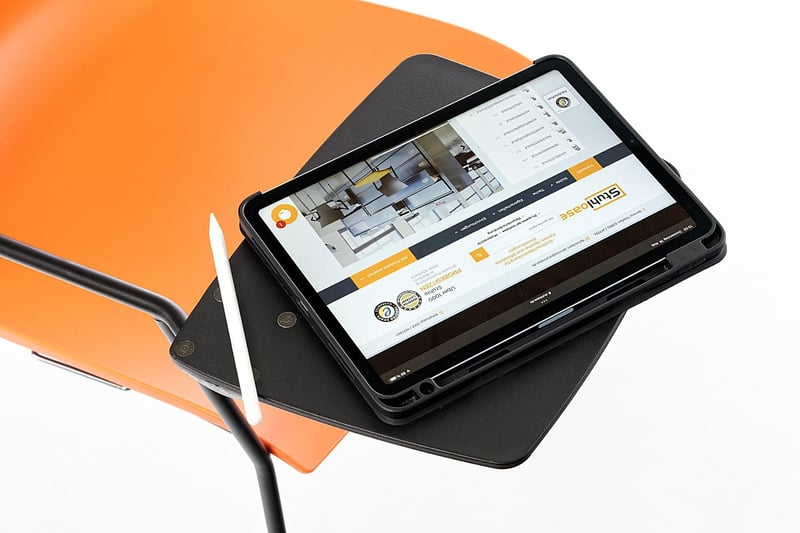 Als Ablagefläche kann das Schreibtablar genutzt werden