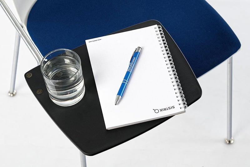 Das Schreibtablar der Collegestühle dient als Ablagefläche