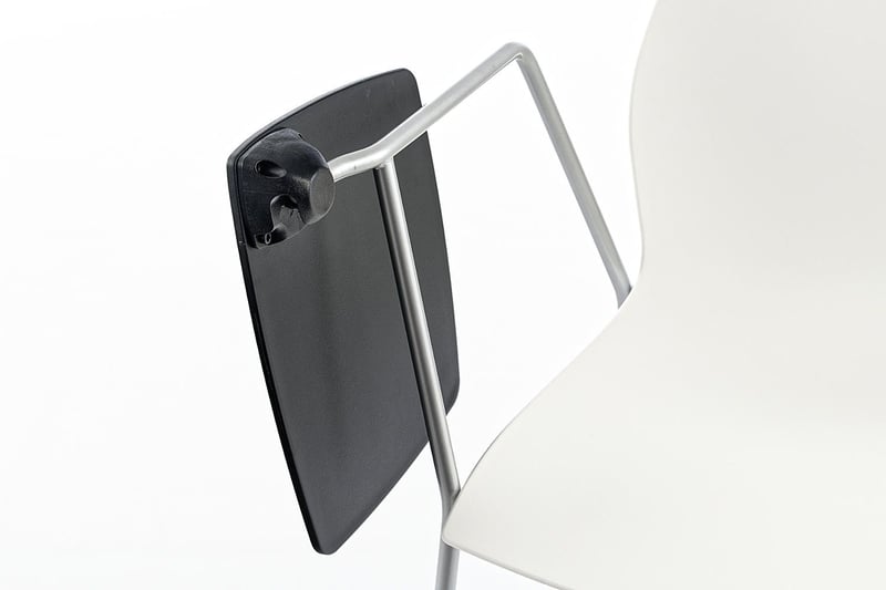 Das Schreibtablar klappt gefedert in die eingeklappte Position zurück