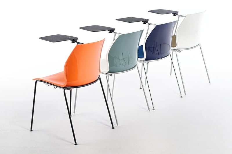 Die Rückseite der zweifarbigen Kunststoffstühle kann ausgewählt werden