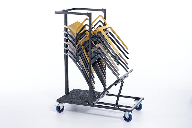 Die Kunststoff Armlehnenstühle auf dem Transportrollwagen