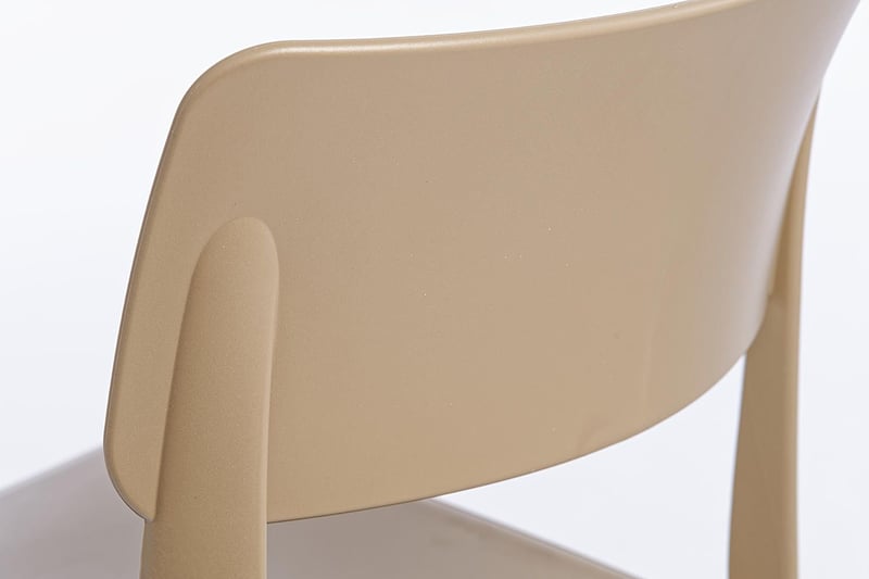 Die Rückenlehne ist einfach und ergonomisch gestaltet