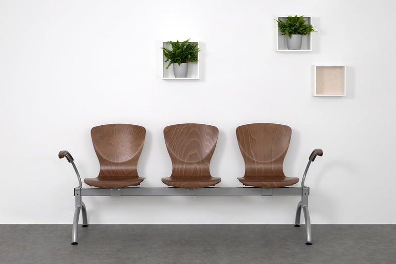 Unsere Sitzbank wird gerne in Wartebereiche gestellt