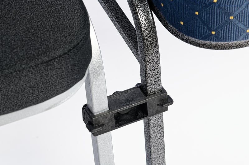Die Verbinder werden mit wenigen Handgriffen am Gestell angebracht