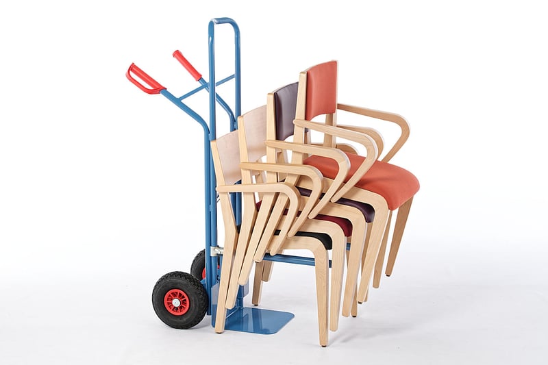 Ein einfacher Transport ist mit der Stuhltransportkarre möglich