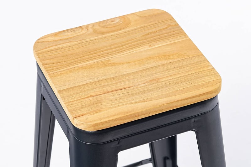 Auf Wunsch gibt es den Hocker mit einer Sitzfläche aus Holz