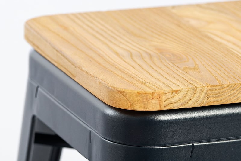 Die Sitzfläche aus Holz ist massiv