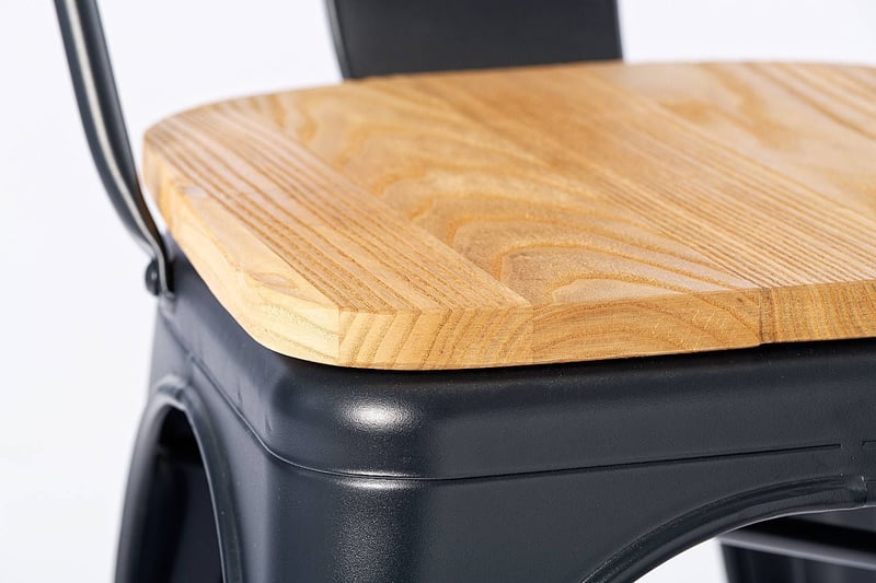 Das Gestell und die Sitzfläche aus Holz sind fest und zuverlässig miteinander verbunden