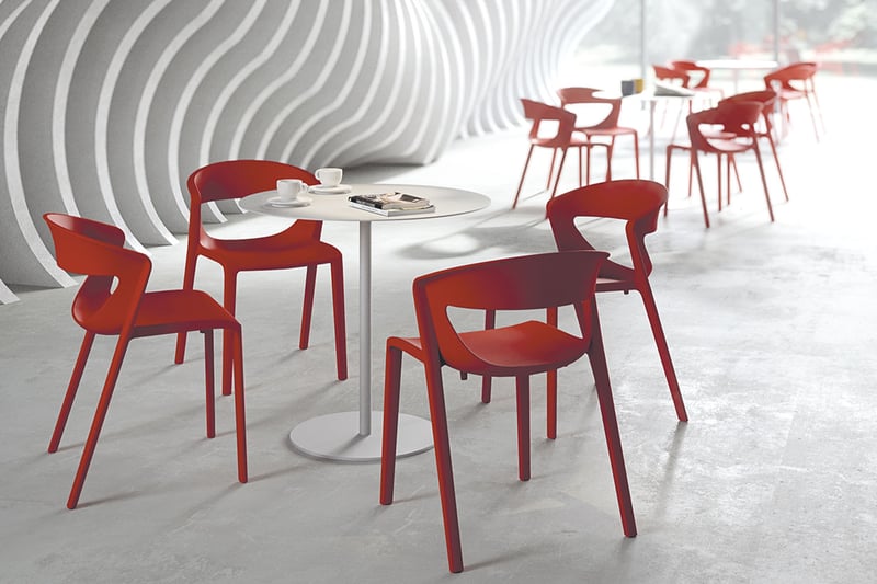 Unsere farbigen Kunststoffstühle Capri sorgen für ein frisches Ambiente