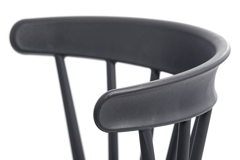 Die gebogene Rückenlehne ist ergonomisch