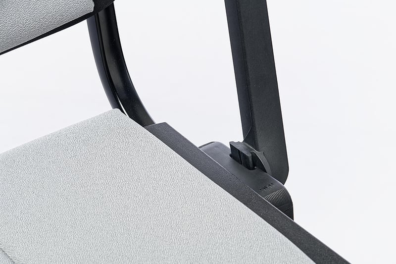 Die Armlehnen werden in den Stuhlseiten eingesteckt