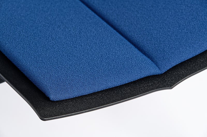 Das abnehmbare Sitzpolster hat die Form der Rückenlehne