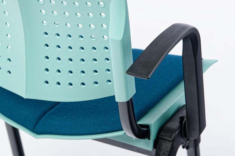 Die Armlehnen werden in der Gestell eingehakt