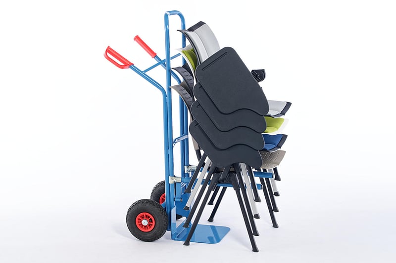 Mit dem Stuhltransportkarren können alle Stühle leicht verschoben werden
