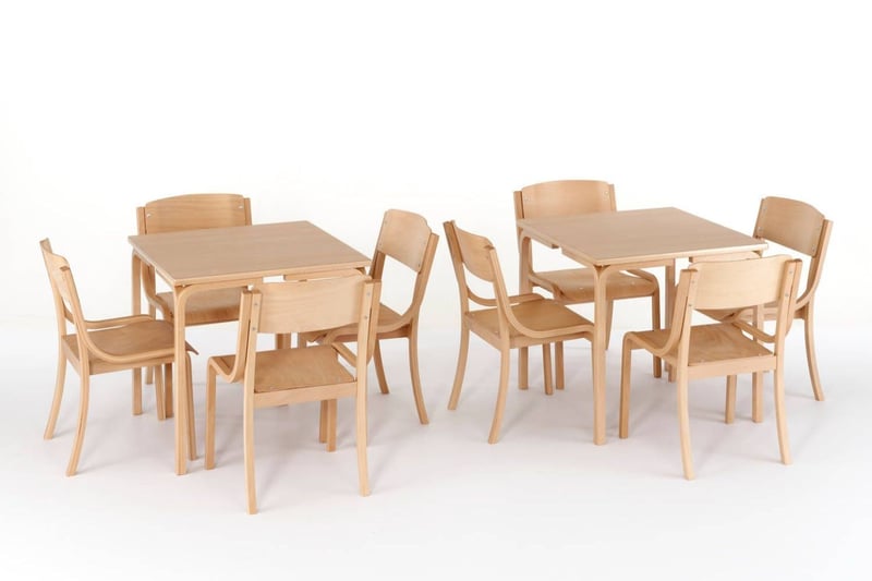 Unsere Vollholzstühle Dheli lassen sich auch in Tischgruppen integrieren