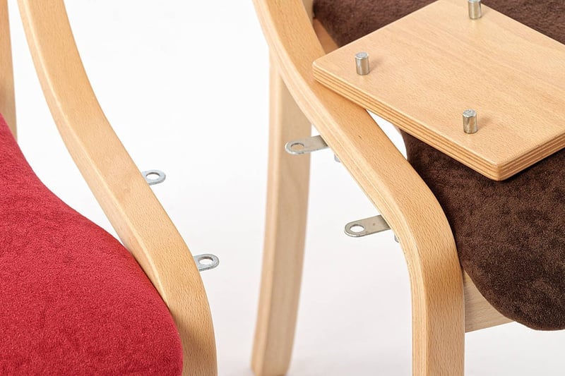 Das Ablagebrett wird zwischen zwei Stühlen eingehakt