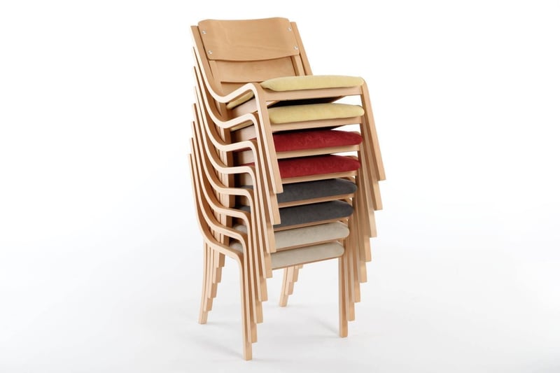 Die Dheli-Stuhlreihe lässst sich gut stapeln