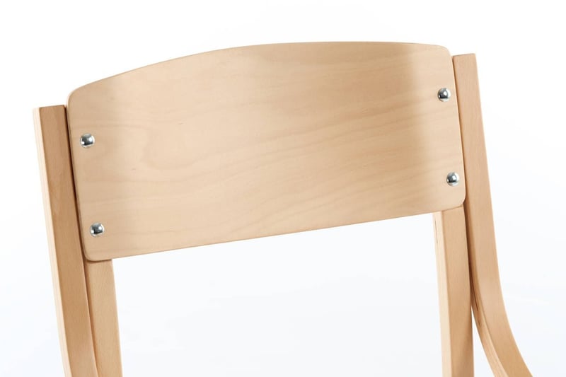 Die Rückenlehne ist leicht gebogen