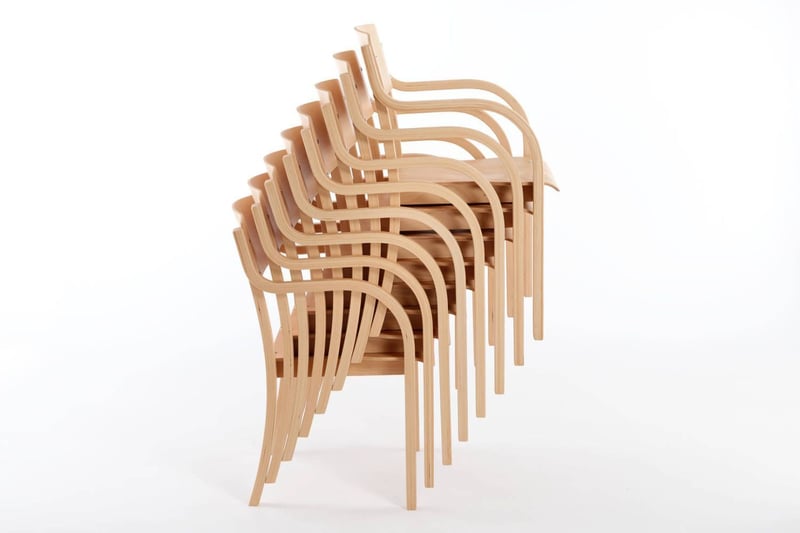 Die Stühle aus Vollholz lassen sich platzsparend stapeln