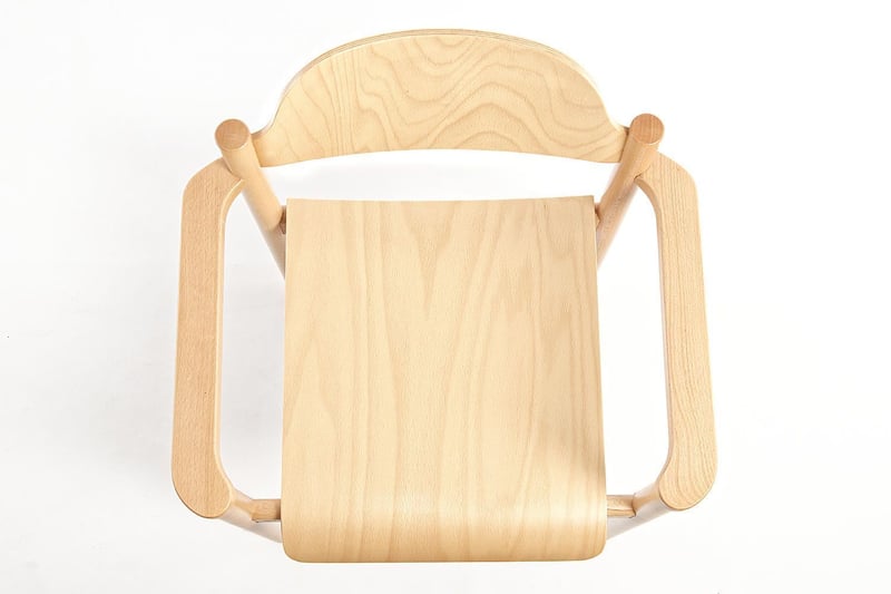 In der Draufsicht kann man die Biegung der Armlehnen gut erkennen