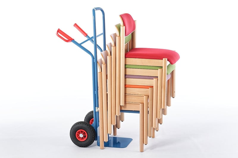 Ein Stuhltransport mit der Stuhlkarre erleichtert den Transport