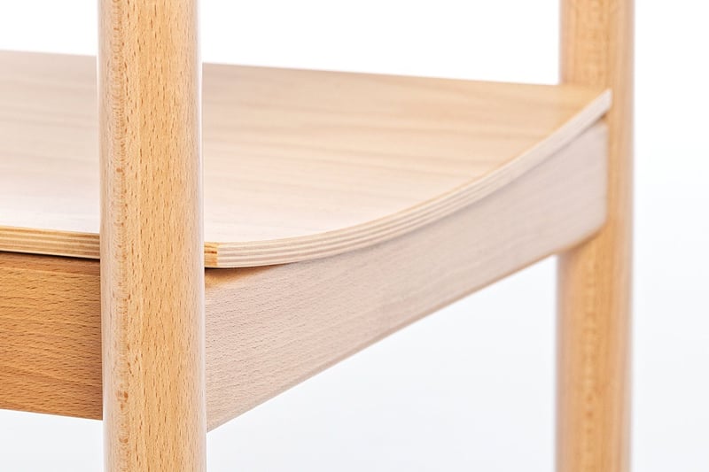 Die Holzsitzfläche ist leicht gebogen