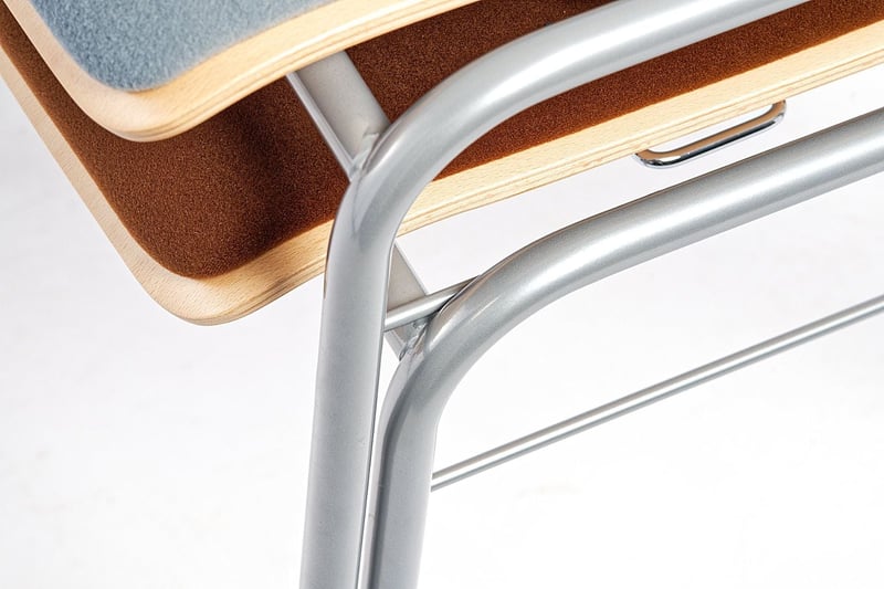 Auch mit festen Verbindern lassen sich die Florida Stühle schonend stapeln