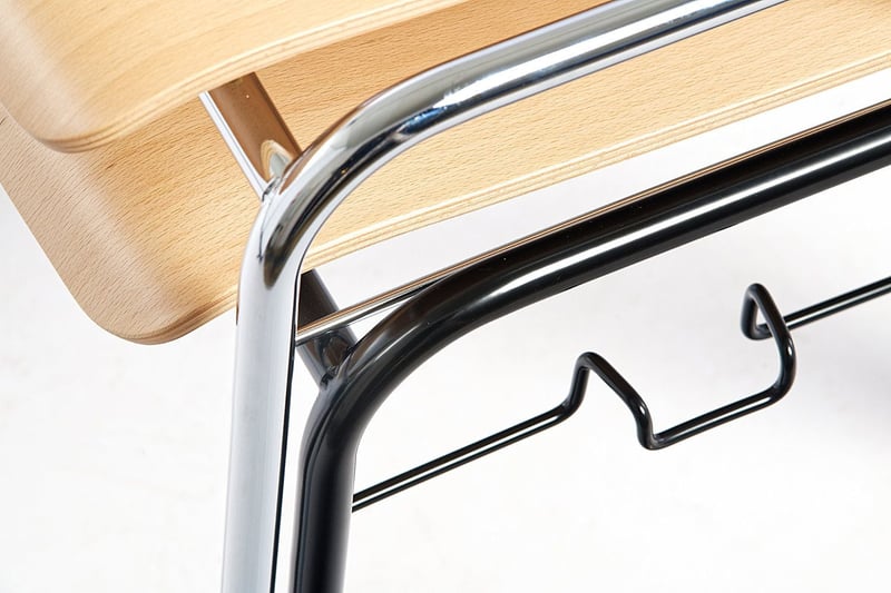 Die Querstangen am Gestell der Holzstühle schützen die Stühle beim stapeln