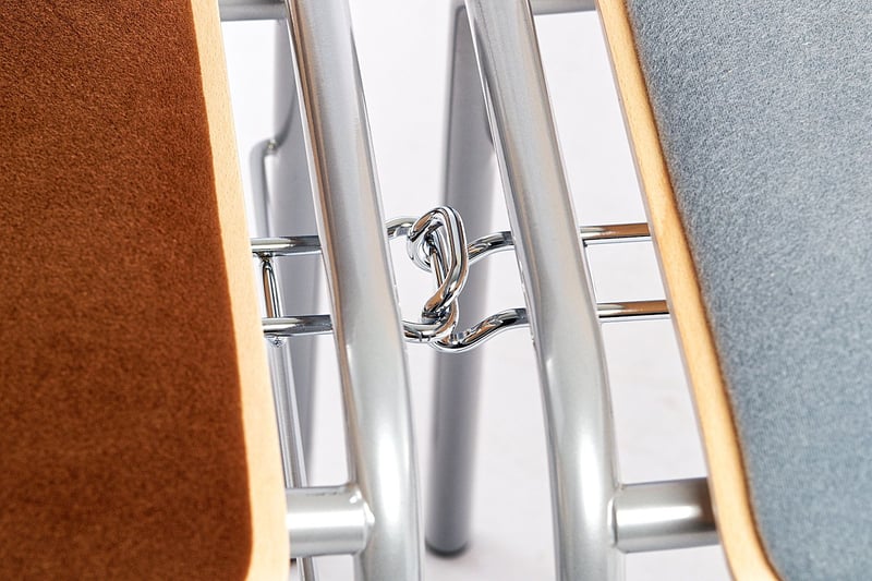 Die Stühle mit Verbinder zum rausziehen lassen sich bei Bedarf schnell einhaken