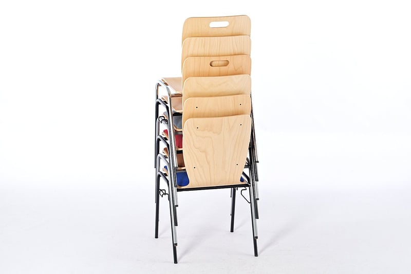 Gestapelt können die Schalenstühle der Florida Serie platzsparend gelagert werden