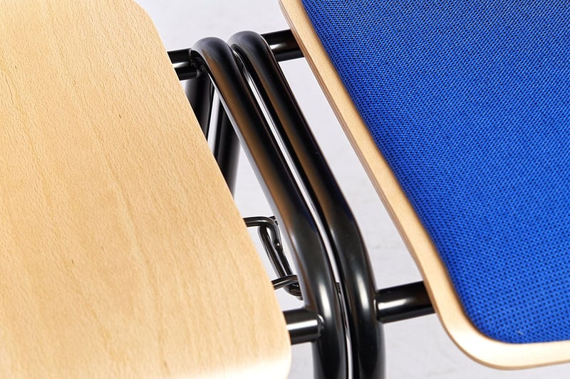 Mit den Verbindern zum einhaken stehen die Stühle Gestell an Gestell