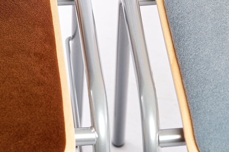 Sollten Stuhlverbinder nicht benötigt werden lassen sich diese einfach unter der Sitzfläche schieben