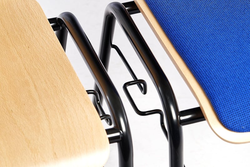 Verbinder zum einhaken sind fest an der Querstange des Gestells integriert