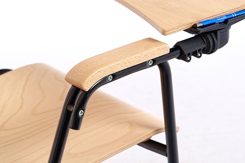 Das Arbeitstischchen ist stabil am Stuhl befestigt