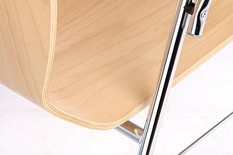 Das Schichtholz der Sitzschale ist überaus sorgfältig verarbeitet