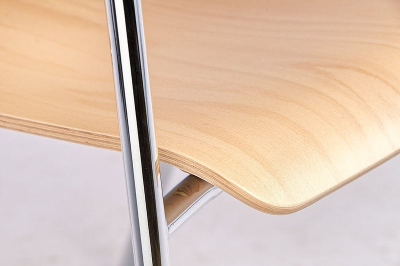 Die Sitzfläche ist vorne leicht gebogen